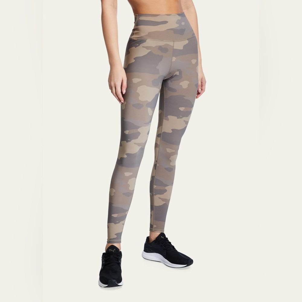 Alo Yoga "Vapor" performance leggings in camouflage-print with a matte finish.